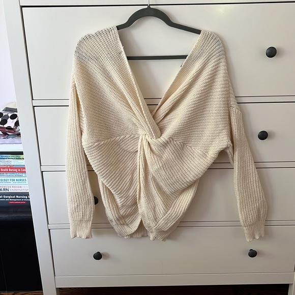 Cream v-neck knitted sweater with knot detailing on the back. Size M. - Picture 3 of 5